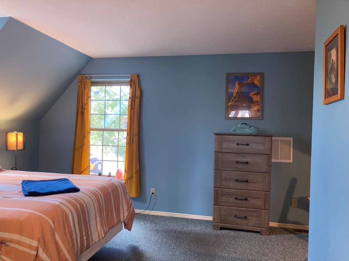 Queen Bed - კერძო სამაგისტრო კომპლექტი სრული აბაზანით (ანუ „უდაბნოს ოთახი“)