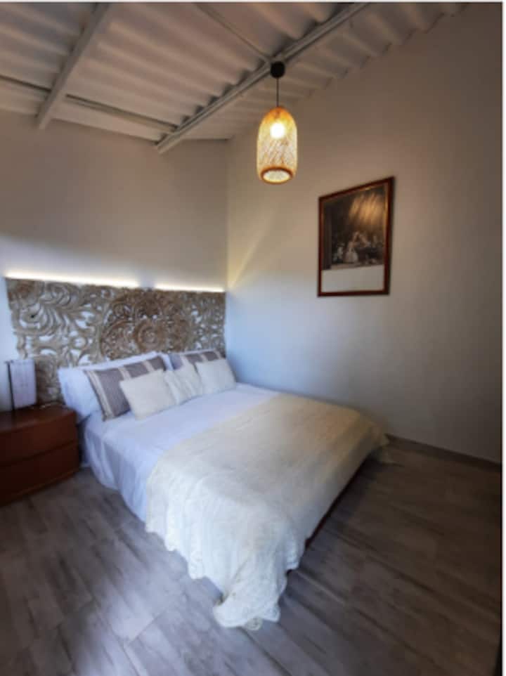 这间客房有特别的东西，入口独立于房子，可使用带热水淋浴的全套室外浴室