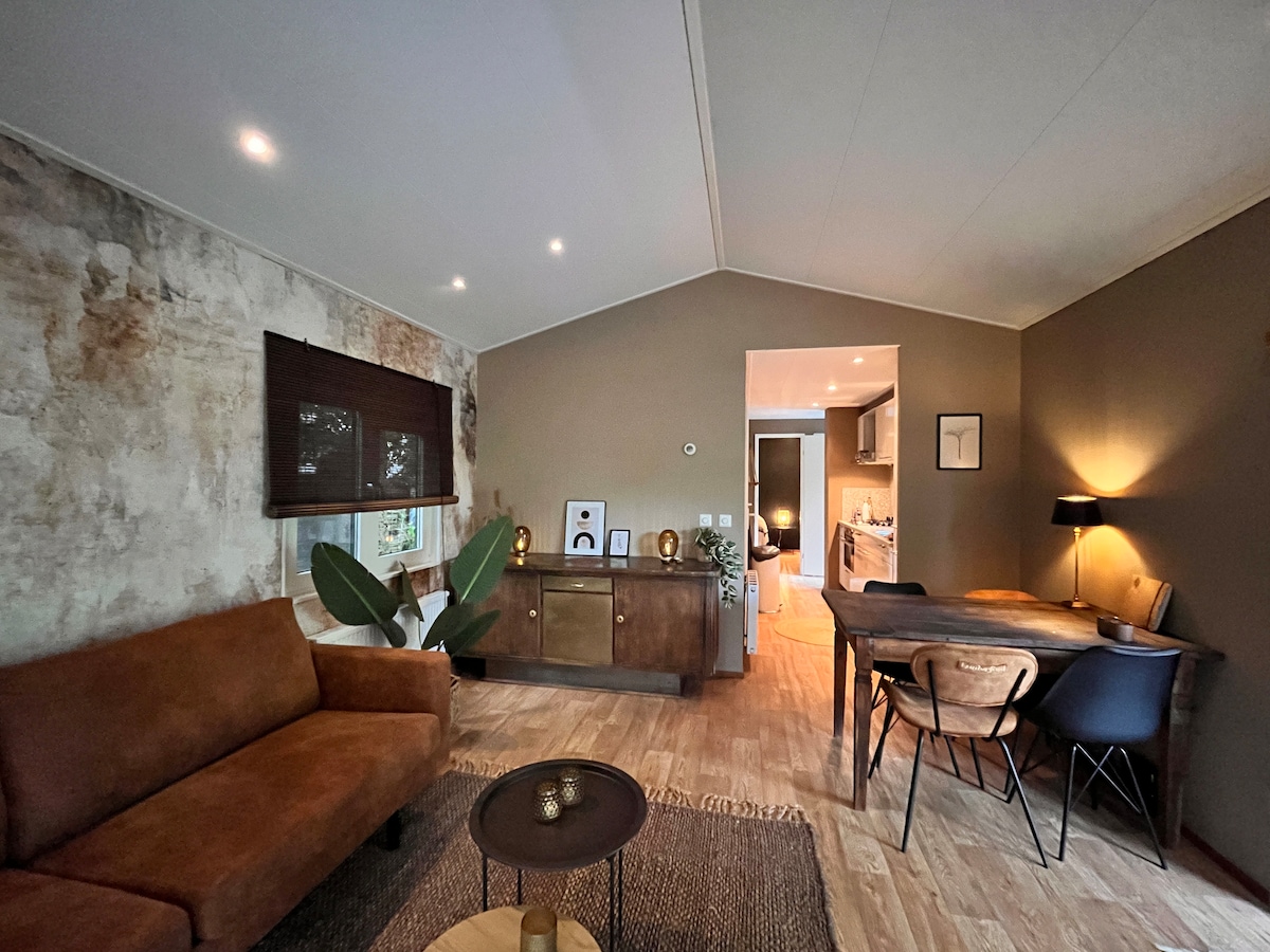 Top Airbnb: 't Tjilpplekje, 4-person chalet with private hot tub in Wijk 55 Voorthuizen