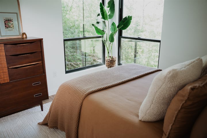 Gästsovrummet på första våningen passar för en drottning.