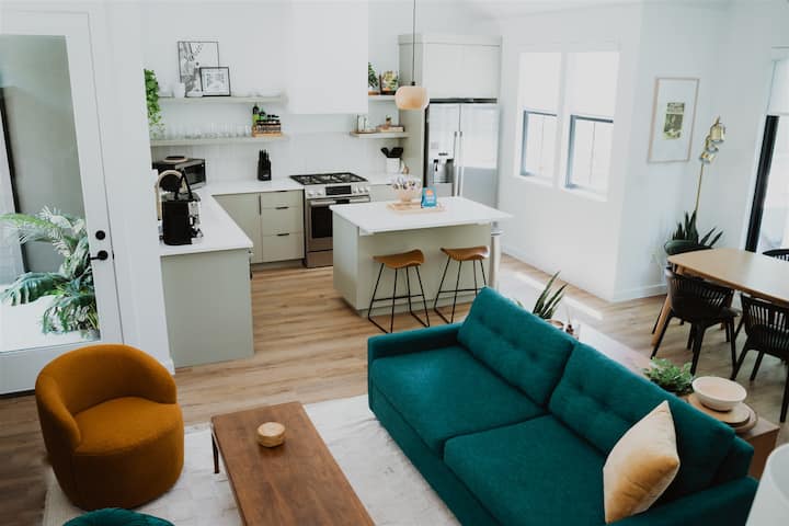 Royalty gläder sig: vår Joybird-soffa kan dras ut till en säng i queen-storlek.