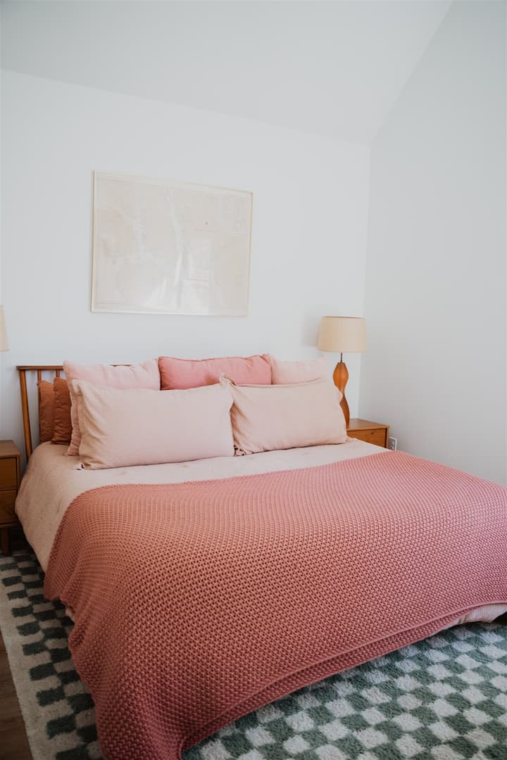 Vi har aldrig bett ett kungligt sängrelaterat ordspel tidigare: det primära sovrummet på övervåningen är lämpligt för alla kungar (korta och höga).