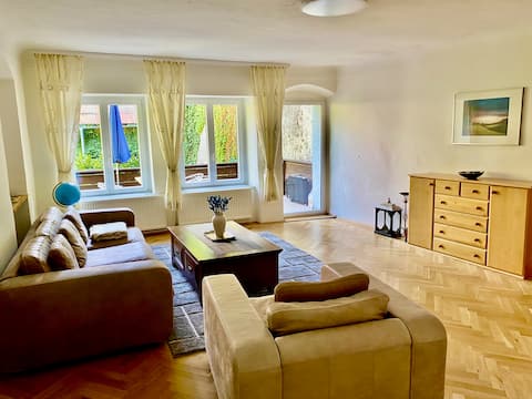 Top Airbnb: Oasis of calm in pedestrian zone: terrace & garden in Finkenstein Am Faaker See
