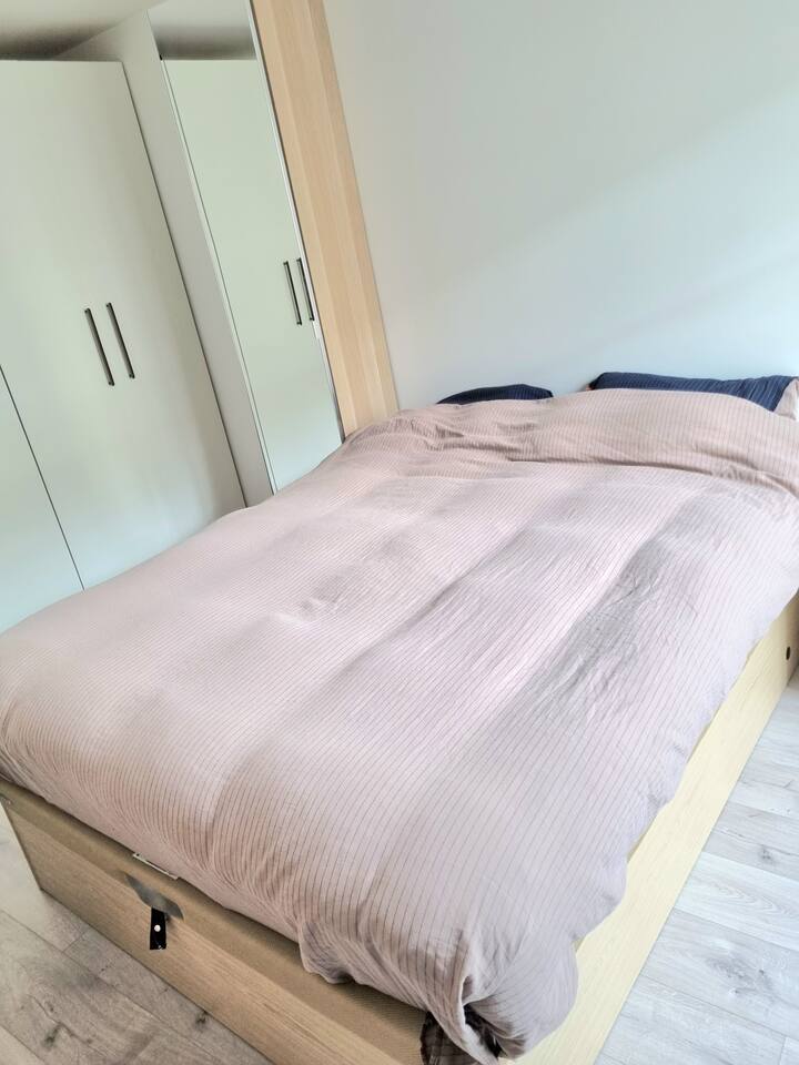 Მთავარი საძინებელი საწოლით Queen (160*200). ახალი თეთრეული.
Ბულტექსის საწოლი, ულტრა კომფორტული TeddyBear ლეიბი