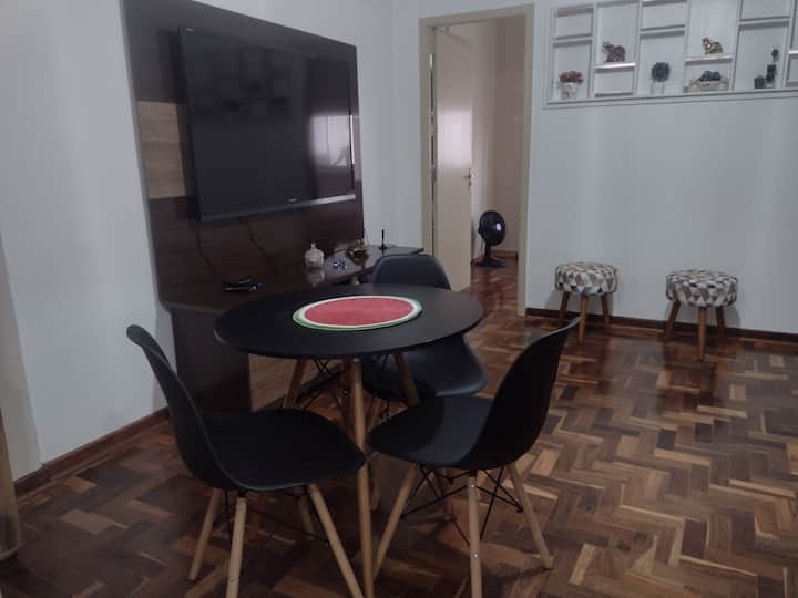 ампла соба со телевизор  и удобен кауч.