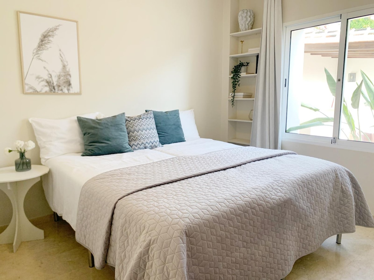 Спалня с 2 единични легла (90x200 см).