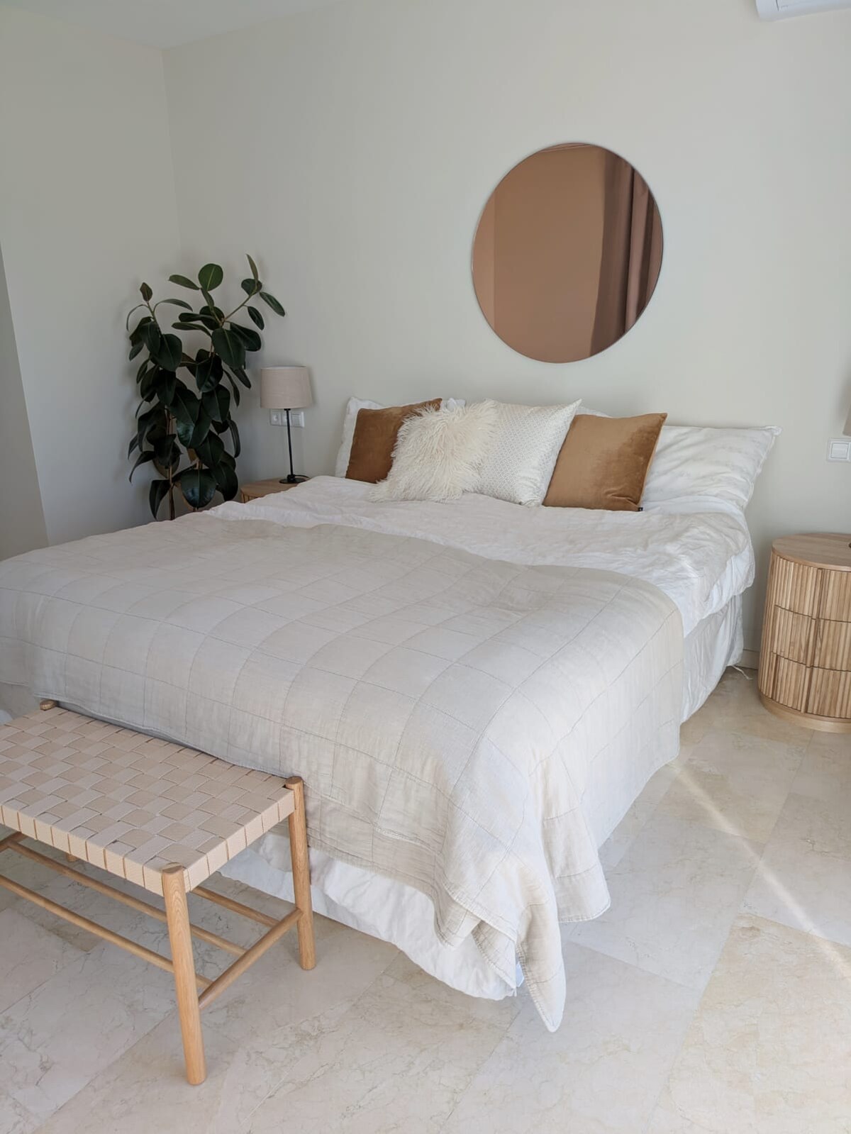 Основна спалня с двойно легло 180 x 200 см и самостоятелна баня.