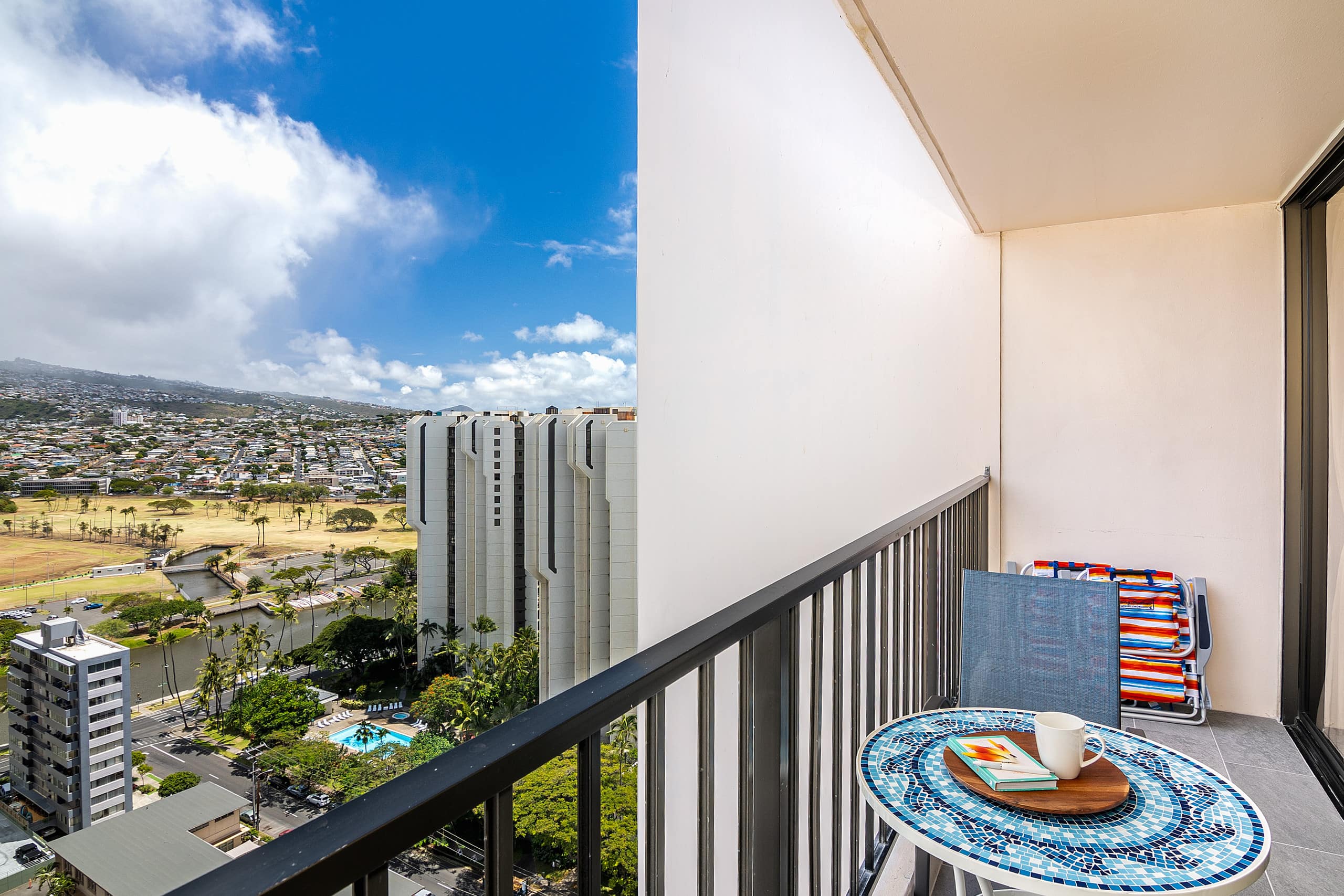 Condo in Honolulu · ★4.86 · 1 bedroom · 2 beds · 1 private bath - Image 43