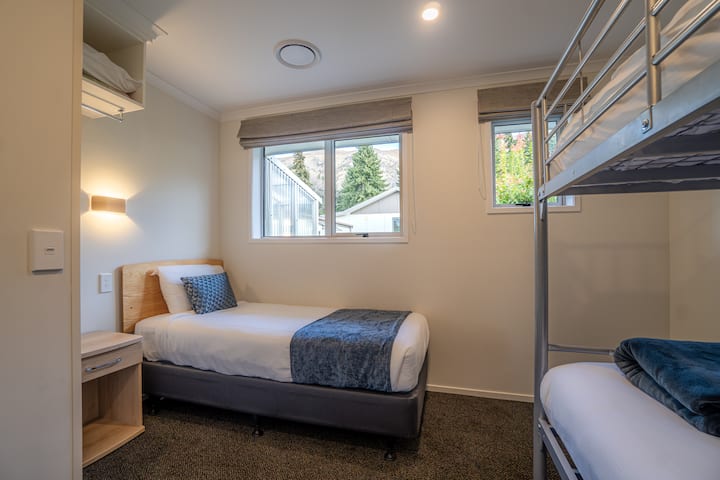 Jedno jednolôžko a poschodová posteľ (spia 3 osoby)