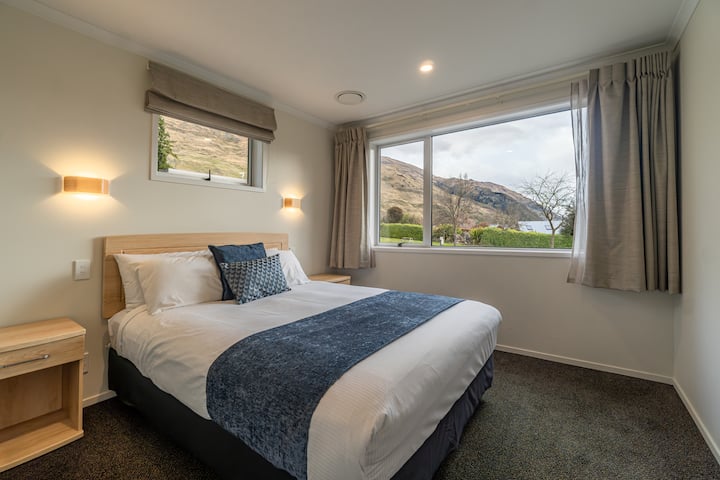 Jedna menšia manželská posteľ