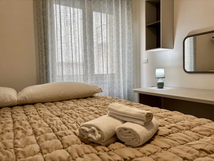 Dormitorio con dos camas individuales que se pueden unir, está equipado con: ropa de cama, toallas, armario, escritorio y calefacción.
