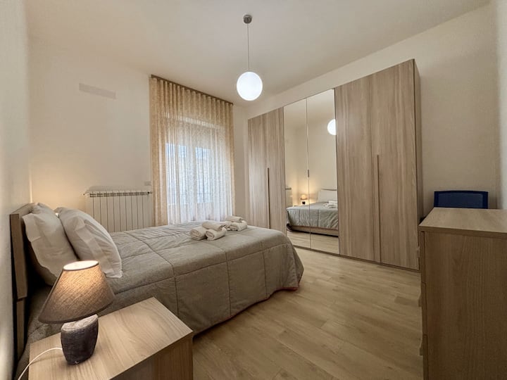 Dormitorio doble equipado con: ropa de cama, toallas, armario, vestidor, mesitas de noche, calefacción y/o ventiladores.