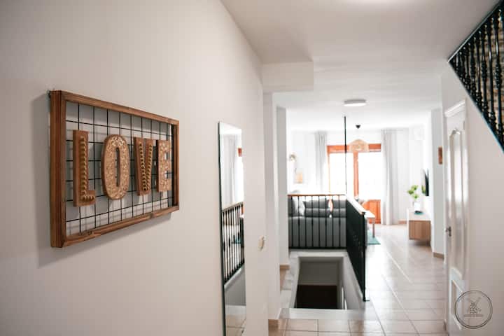 Hal met toilet en achter in de woonkamer.