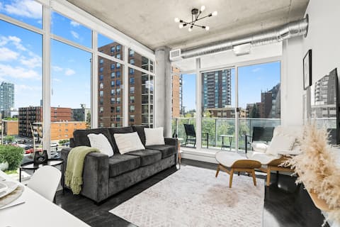 Top Airbnb: Cosmopolitan Calgary, Modern Loft in Calgary Metropolitan Area