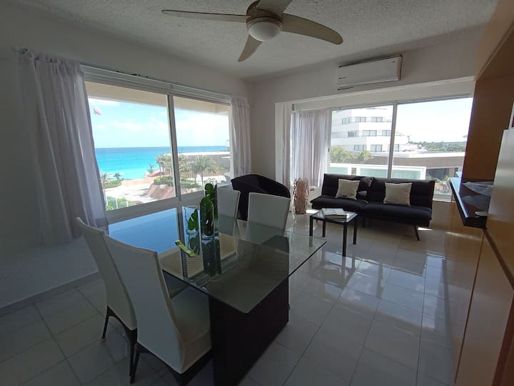 Comedor para 4 personas con opción a 6.
Cómoda sala con vista al mar