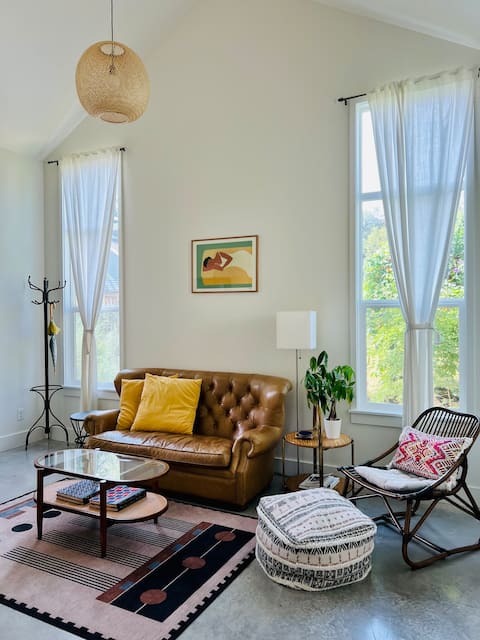 Popular Airbnb listing: Airy, Light-filled Casita in Old West Austin
