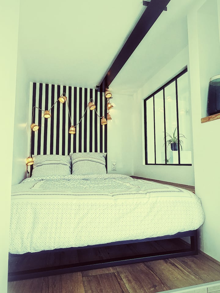 ️️تقع مساحة غرفة النوم في الميزانين حيث يمكن لمعظمنا الوقوف (حوالي 1.8 متر على السقف).
تم تجهيز هذه الشرنقة الصغيرة المفتوحة على غرفة المعيشة بمرتبة ذات جودة جيدة جدًا من ماركة Vaudou (ملصق Dormir Vert).