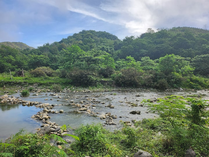 Riverfront Cabin W/ Verdant Hills & Mountain View - Tanay