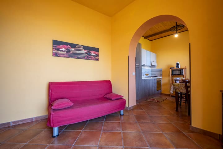 Vchod s pohovkou a televízorom