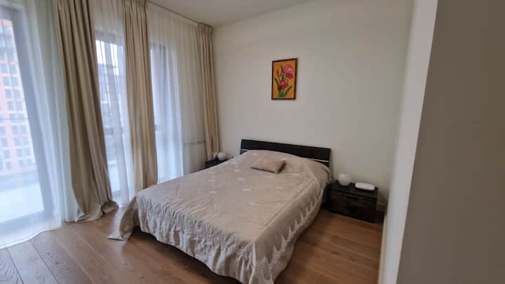 専用バスルーム付きの主寝室