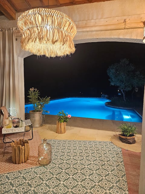 Character villa, beautiful pool near Aix