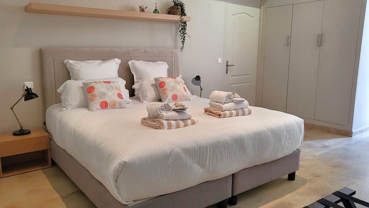 Луксозно спално бельо с голямо легло с дължина 1,80 х 2,00м - 30 см матрак
Климатик и Wi-Fi 6 - Безопасно - предоставя се спално бельо -