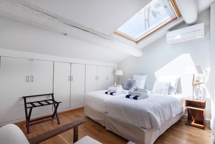 Луксозно спално бельо с голямо легло 1,80 х 2,00м или 2 легла 90 х 200 см - матрак 30 см
Климатик и Wi-Fi 6 - Безопасно. Електрическа щора.