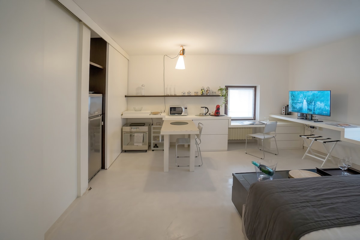 Top Airbnb: studio apartment with terrace in the center of VR in Verona