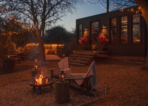 Luxury cabin in nature with outdoor bath & lake