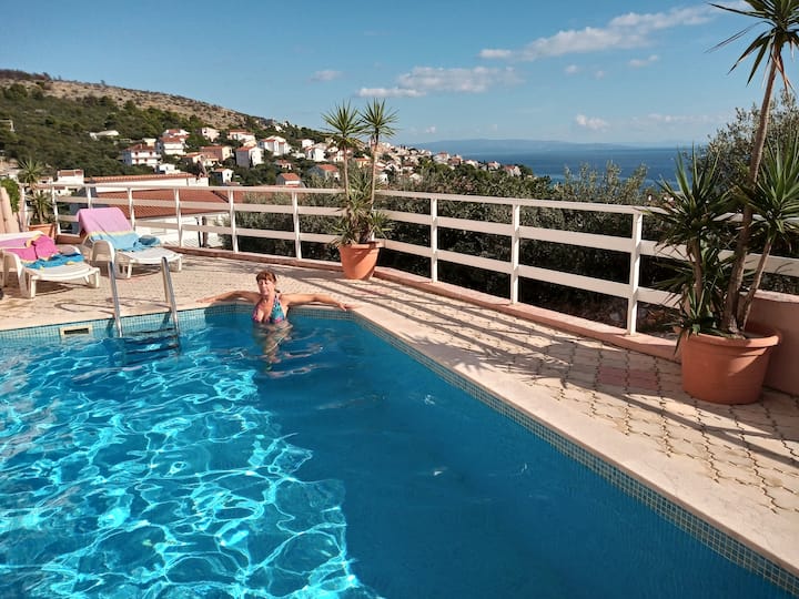 Trogir: 80m² Beachside Apt With Pool & Sea View - Trogir