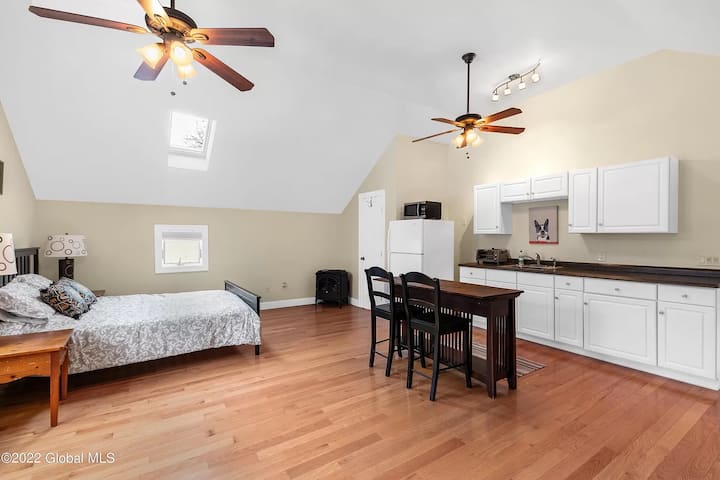 Il s'agit de la 5e chambre - un studio au-dessus du garage, avec une cuisine et une salle de bain. Les meubles sont différents maintenant. 