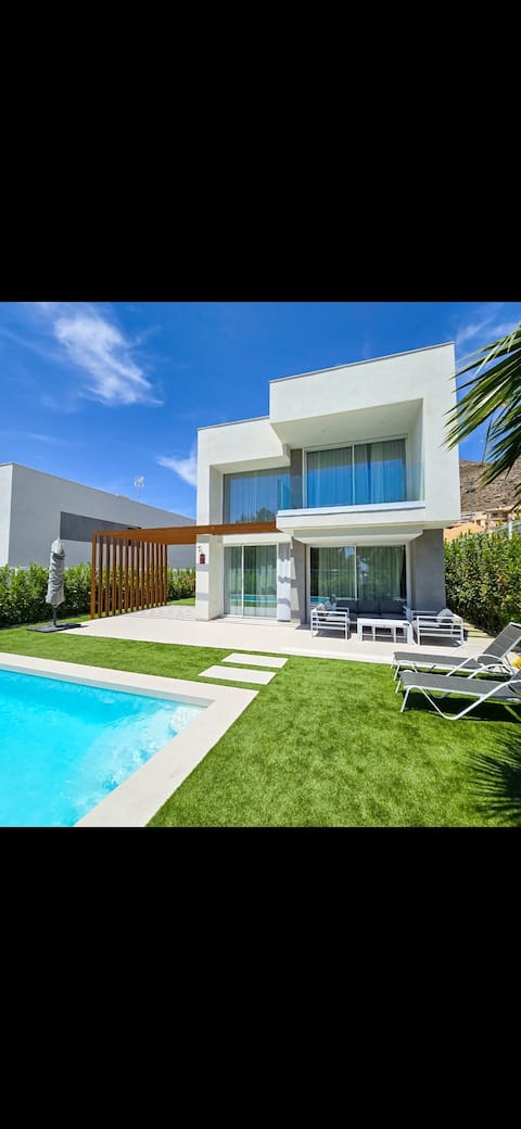 New Modern 3 Bedroom Villa With Pool