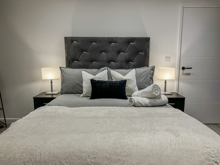 Cama matrimonial con toallas