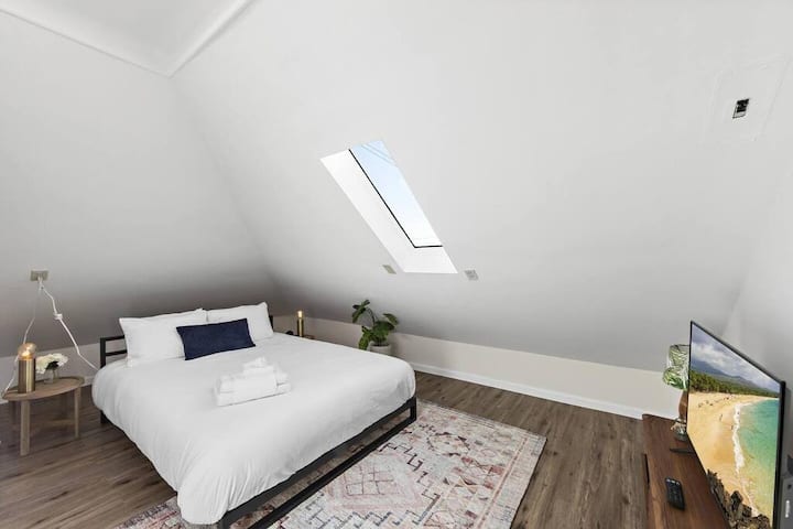 Lit queen size dans la deuxième chambre loft.