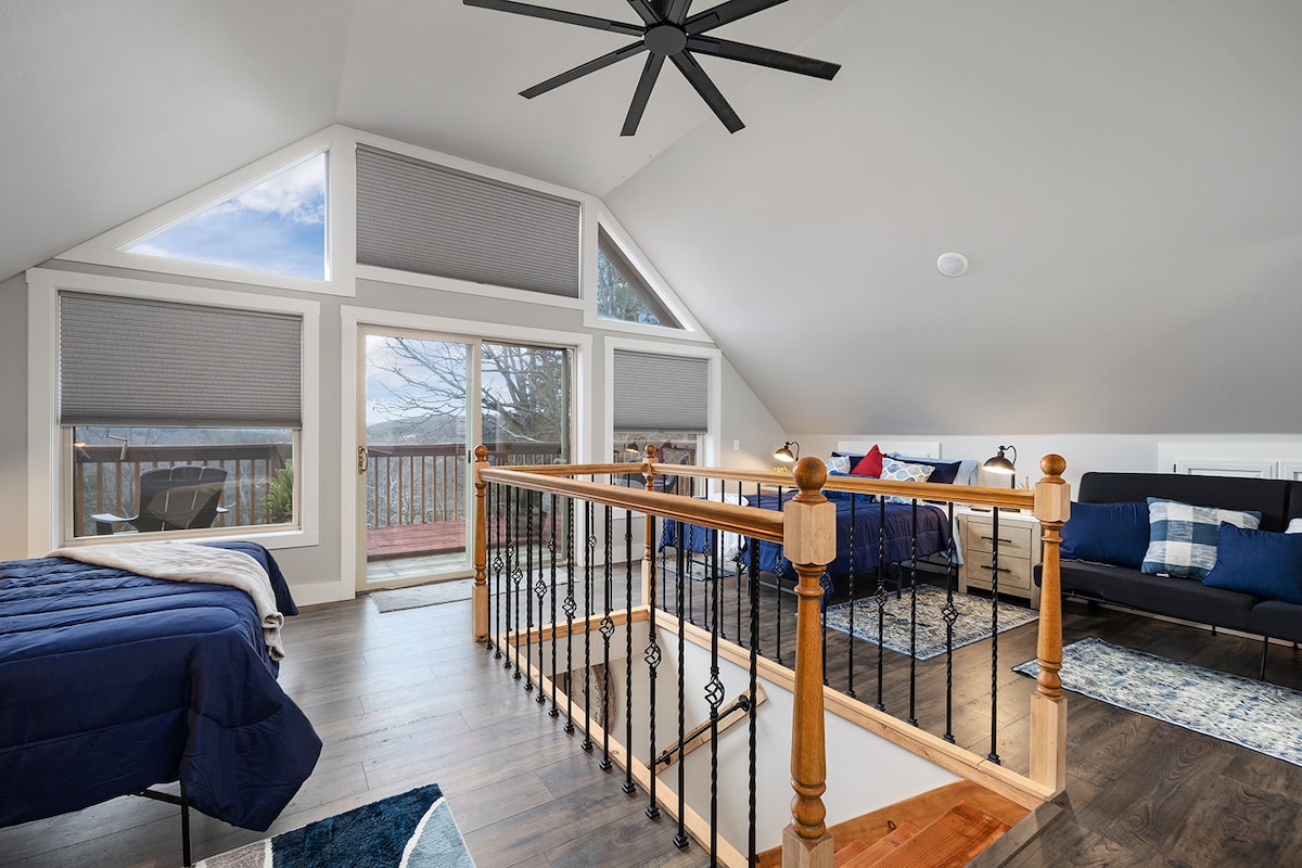 Hapësirë gjumi e nivelit të sipërm me anën perëndimore/Sunset View Upper Deck.