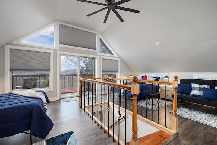 Sehemu ya Kulala ya Ngazi ya Juu yenye upande wa Magharibi/Sunset View Upper Deck.