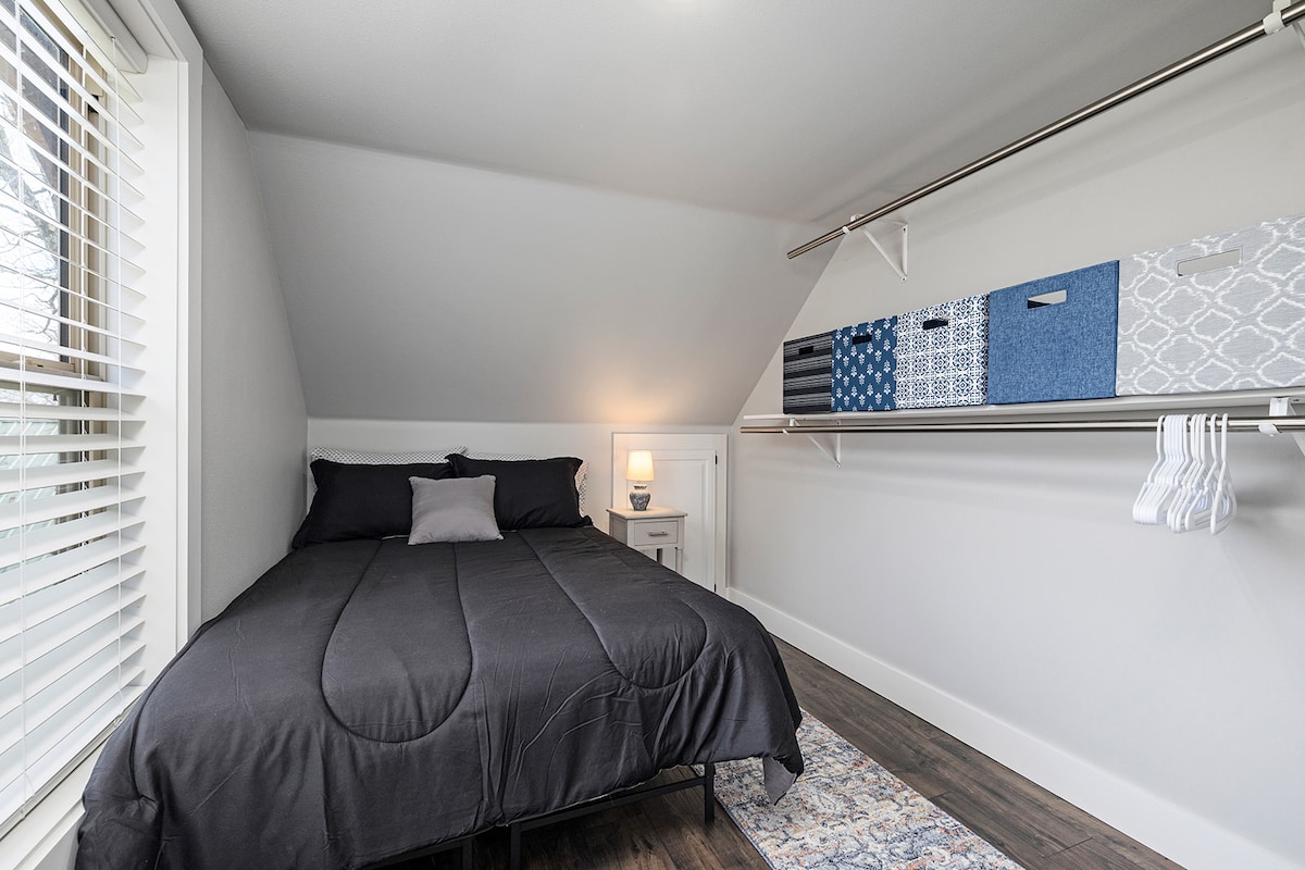 Bonus Hapësirë gjumi në dollapin e katit të sipërm jashtë banjës.  Ky është një krevat me madhësi të plotë dhe shënim: ka perde për privatësinë në banjë.