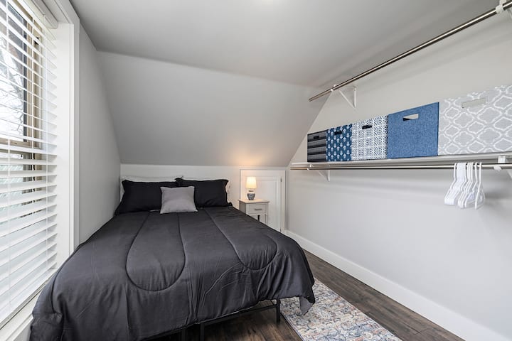 Bonasi Sehemu ya kulala kwenye kabati la ghorofa ya juu mbali na bafu.  Hiki ni kitanda chenye ukubwa kamili na kidokezo: kina mapazia ya faragha kwenye bafu.