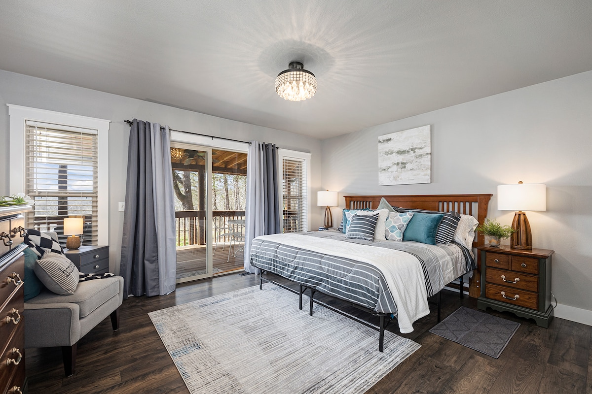 Krevat "Master King" me anë të lumit, hyrje në verandë me pamje nga perëndimi i diellit.