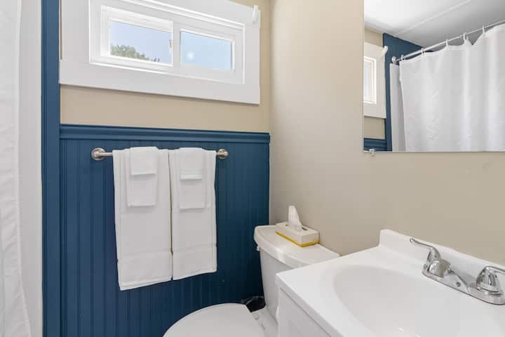 Cozy Queen Cottage - Wells, ME