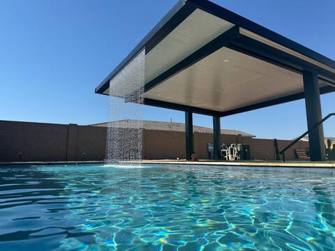 Stunning Pool Hot tub Swimup bar Pickle ball court