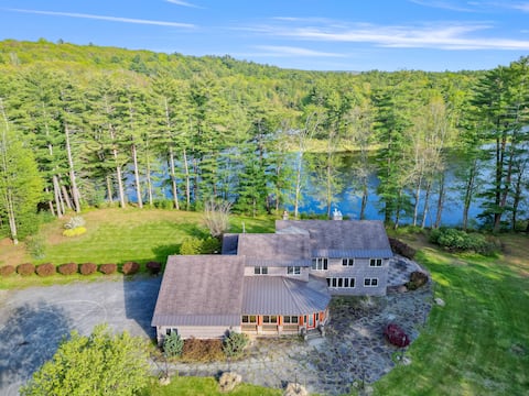 Pvt Large Lakefront Retreat with Hot Tub & Kayaks.