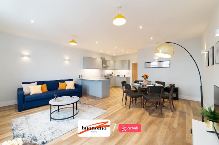 Lounge, kuhinja i restorani u Buonomo Hosting Short Lets & Serviced Accommodation