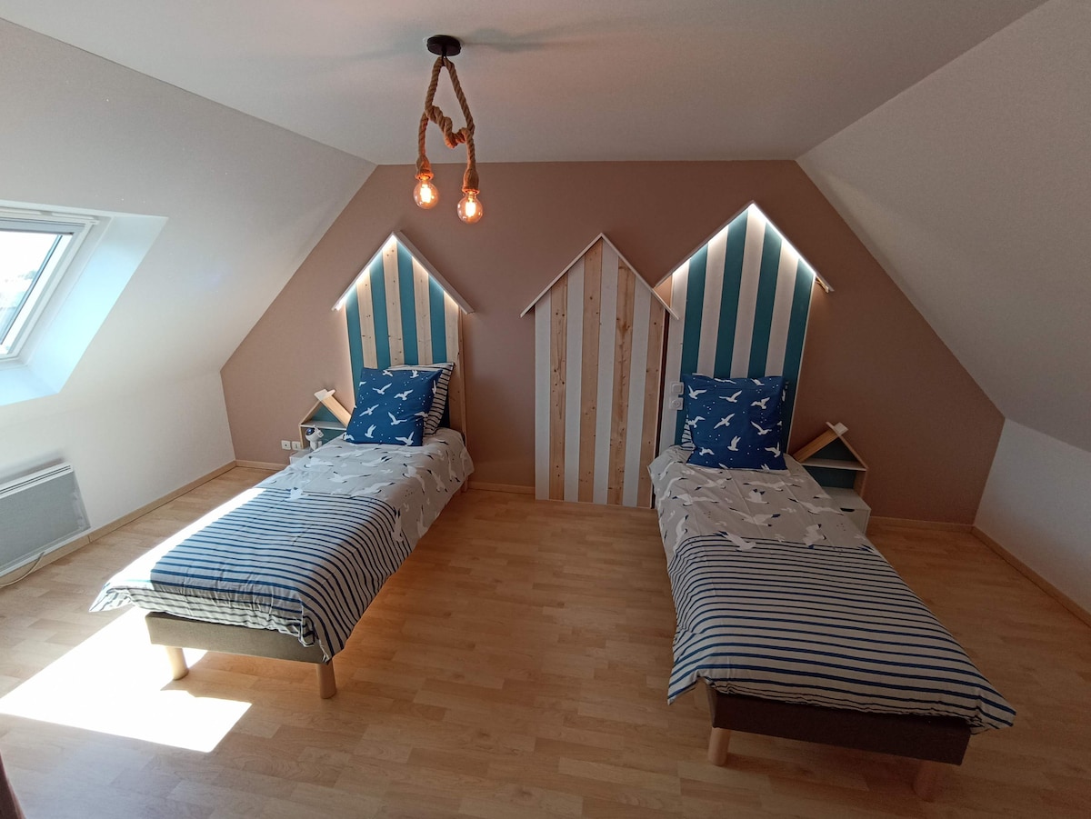 Habitación "Cabanes" con dos camas 80. los cabeceros se iluminan para poder leer 