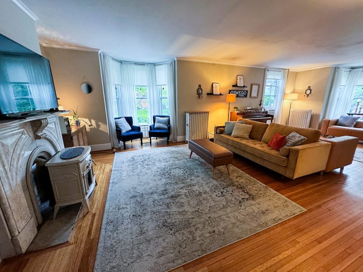 6bdrm Historic Downtown Home: Walk To River & Lake - Oswego, NY