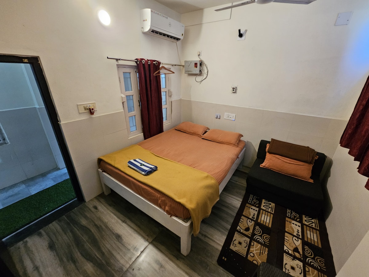          هذه غرفة اقتصادية مريحة ومكيفة الهواء. تبعد 200 متر عن الشاطئ. 
        أجواء الإقامة في المنزل فنية للغاية ونظيفة. في المساء 
يمكنك قضاء وقتك على السطح وهو جيد التهوية للغاية.