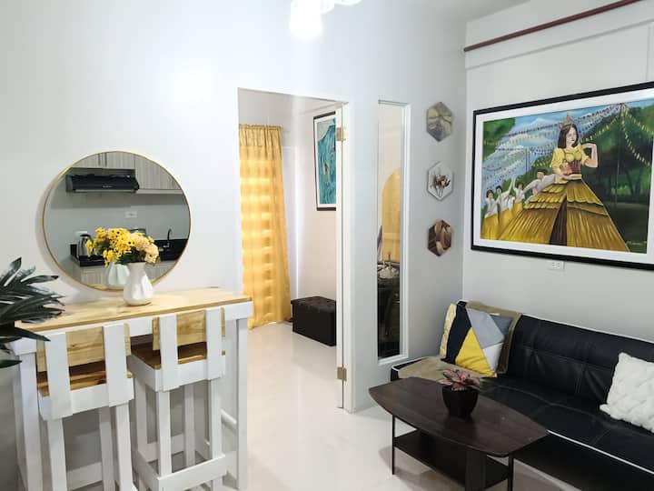 ห้องนั่งเล่นกว้างขวาง! ตกแต่งอย่างพิถีพิถัน — ทุกสิ่งที่คุณต้องการ ไม่มีอะไรที่คุณไม่ต้องการ

ออกแบบมาเพื่อความสะดวกสบายและลื่นไหล ไม่ยุ่งเหยิง
พื้นที่นั่งเล่นที่สว่างโปร่งและโปร่งสบายได้รับการออกแบบมาเพื่อความสะดวกสบาย — เหมาะสำหรับค่ำคืนชมภาพยนตร์ที่อบอุ่นหรือการพักผ่อน