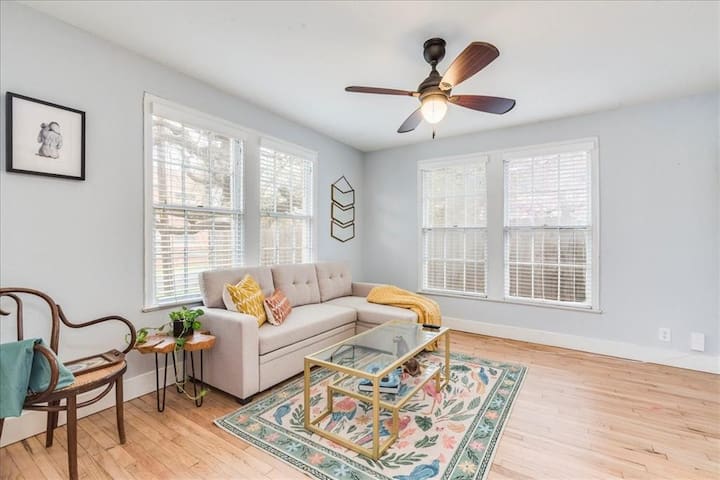 Unique, Artsy Bungalow, Walk to South Congress