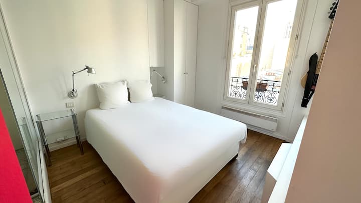 غرفة نوم مع خزانات وحمام داخلي وحامل تلفزيون دوار