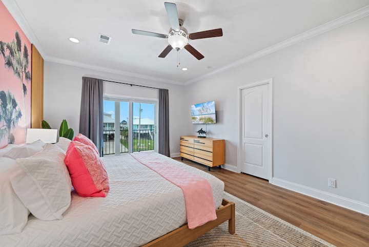 For all those night owls we have a 50" Roku Smart TV, and blackout shades to sleep as late as you want, heck you're on vacation. For those morning birds, enjoy the sunrise from the east facing balcony.